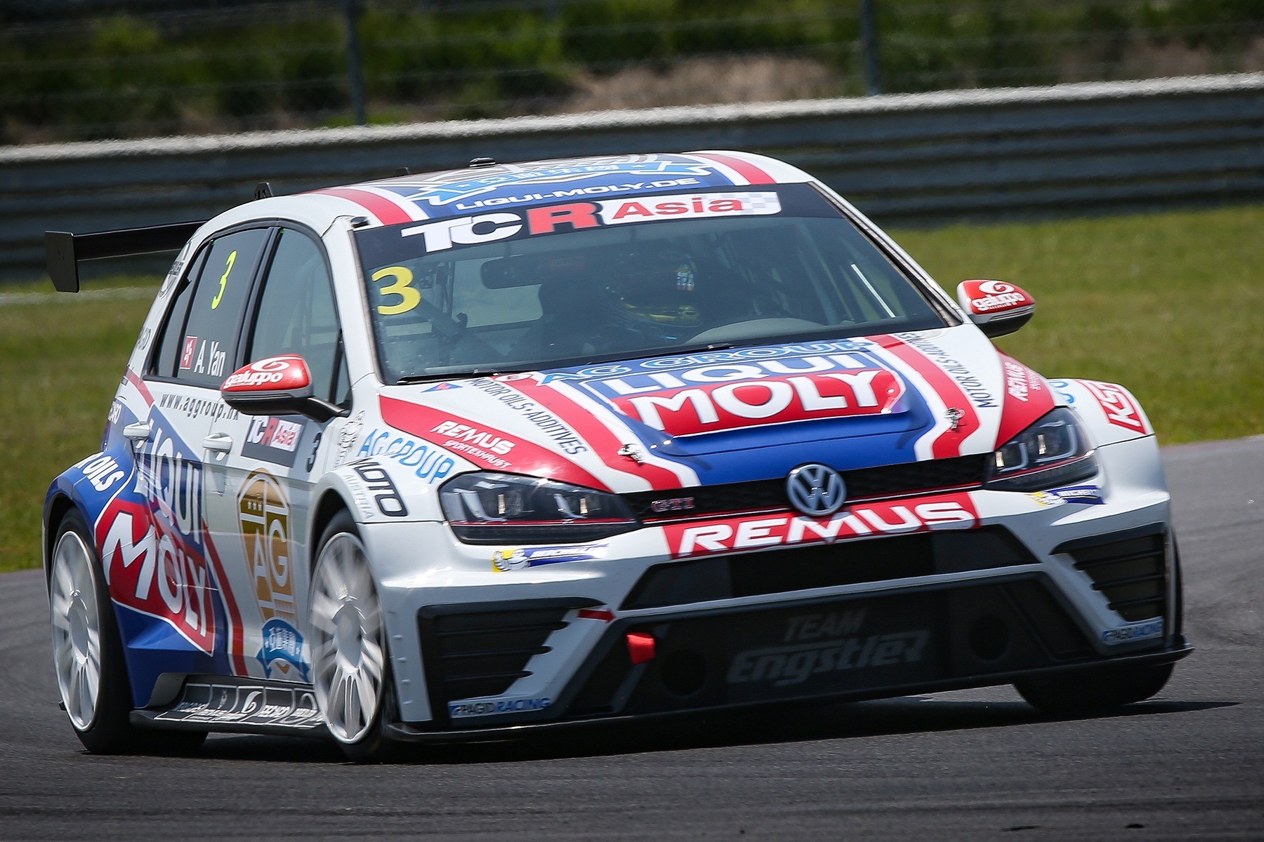 El Team LIQUI MOLY domina las carreras de la TCR Asia Series