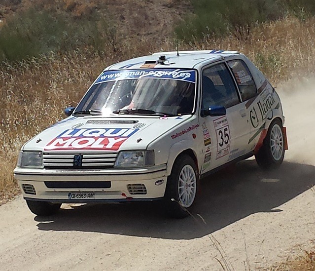 Disfrutando del motor en el V Rally de Tierra de Navalcarnero